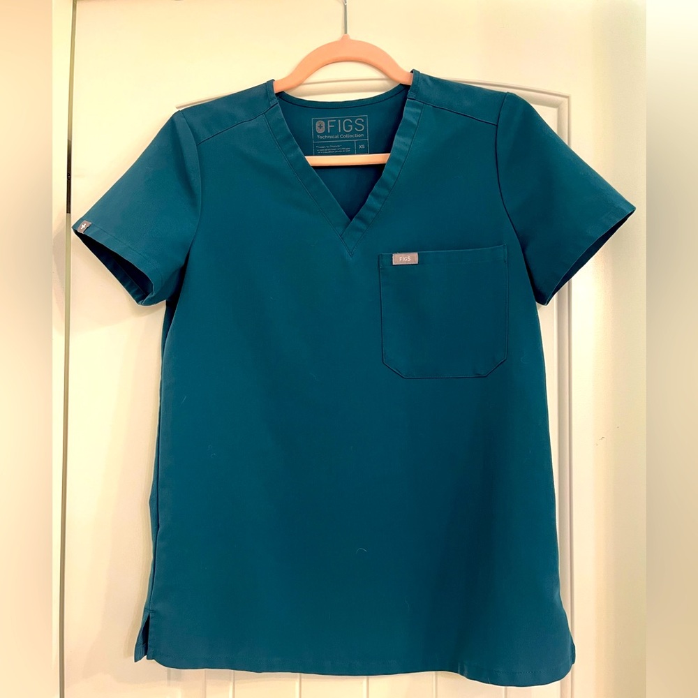 FIGS. Catarina one pocket scrub top. Caribbean blue. Size XS